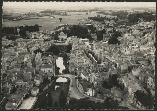Vues aériennes de la ville et de la rivière la Vendée.